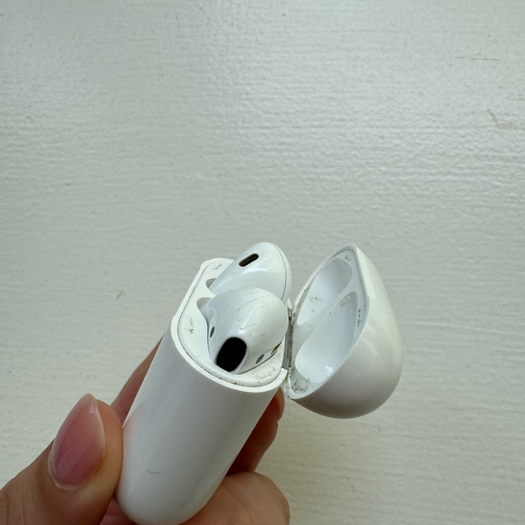 Apple AirPods - Picture 5 of 7